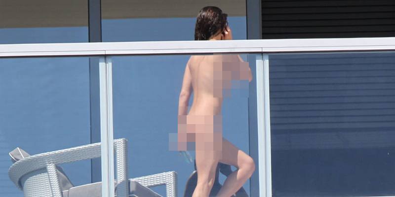 nude al sole sul balcone