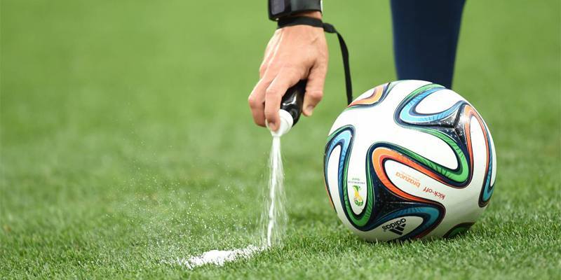 Cosa c'è nello spray degli arbitri di calcio?