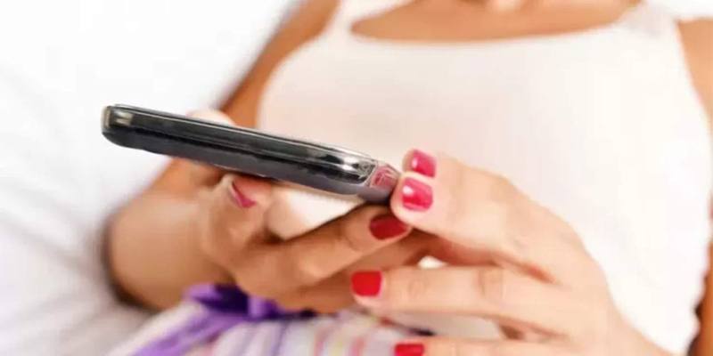 Si scambiano messaggi hot per mesi, si danno appuntamento e scoprono di essere madre e figlio