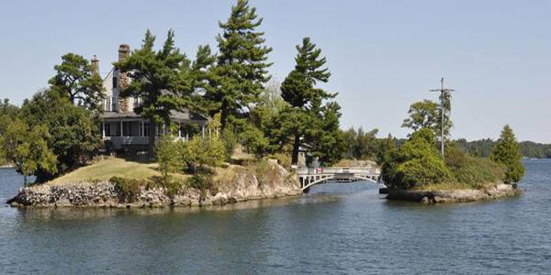 Il ponte internazionale più corto del mondo si trova tra una casa in Canada e il suo giardino negli Stati Uniti