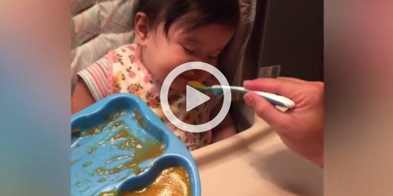 Il video della bimba che continua a mangiare mentre dorme