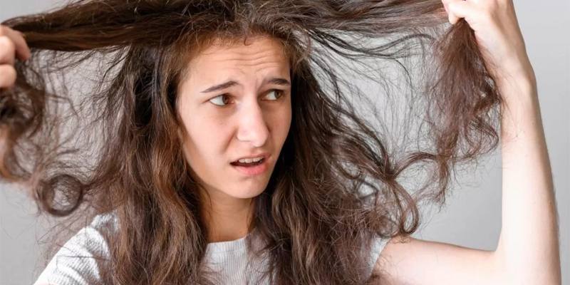 Perché i capelli si increspano con l'umidità?