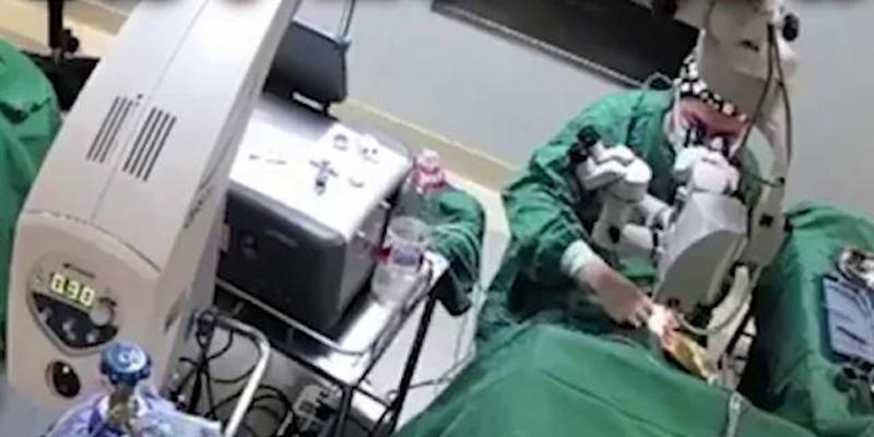 Medico prende a pugni una paziente durante un intervento chirurgico