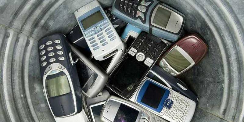 Perché è pericoloso tenere un vecchio cellulare in casa