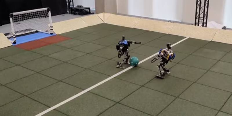 L'intelligenza artificiale di Google ha insegnato a due mini-robot a giocare a calcio