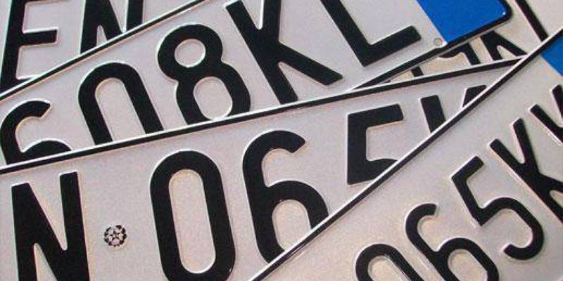 Cosa significano lettere e numeri delle targhe auto?