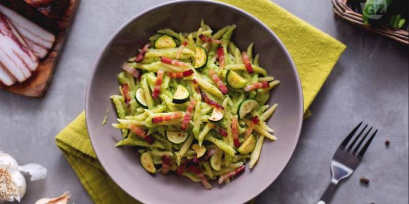 Trofie con crema di zucchine e pancetta (VIDEO RICETTA)